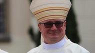 Gramy w jednej drużynie o zbawienie – wywiad z ks. biskupem Szymonem Stułkowskim,  biskupem płockim