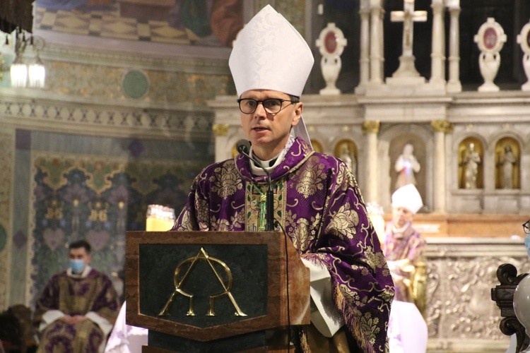 Ks. biskup Mirosław Milewski: najważniejszym „polem bitwy” jest ludzkie serce 