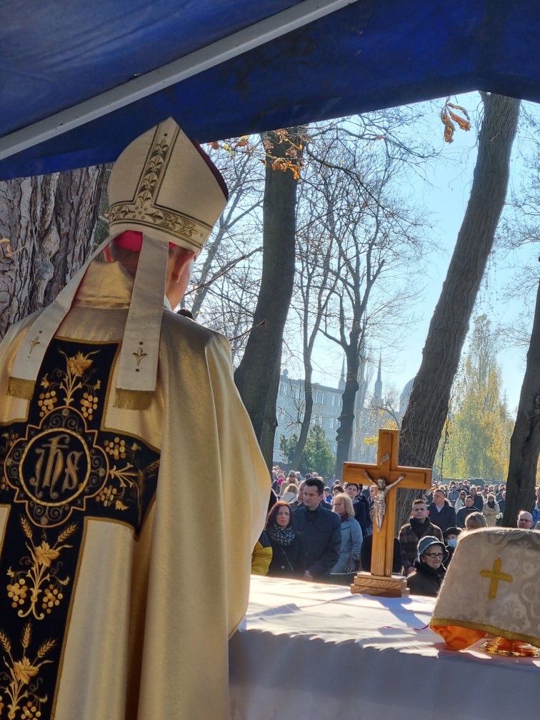 Ks. biskup Piotr Libera: „wszyscy święci”, to nasi bliscy zmarli
