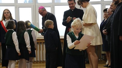 Ks. biskup Szymon Stułkowski do uczniów: przyjmijcie styl życia Ewangelią 