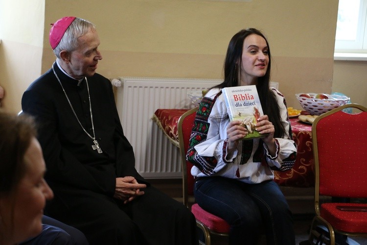 Ks. biskup Piotr Libera odmówił Akt Poświęcenia w obecności uchodźców