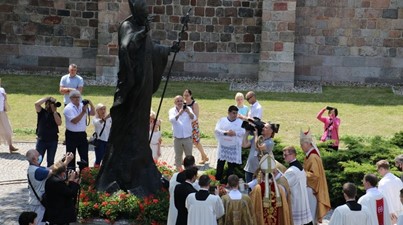 Ks. kard. Stanisław Dziwisz pobłogosławił mozaikę ze św. Janem Pawłem II