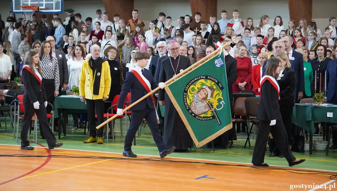 Szkoła Podstawowa nr 5 w Gostyninie podziękowała Panu Bogu za jubileusz 30-lecia