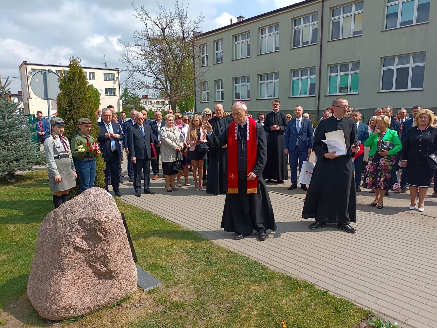 Ks. biskup Piotr Libera: w szkole uczymy się człowieczeństwa