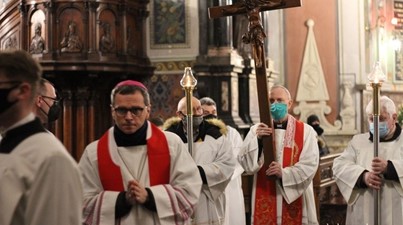 Droga Krzyżowa w katedrze w Dniu modlitwy i pokuty za grzechy wykorzystania seksualnego małoletnich