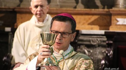 Ks. biskup Piotr Libera w Wielki Czwartek: uczestniczymy w „Eucharystii pragnienia”