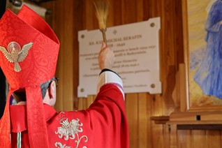 Poświęcenie tablic ku czci byłych proboszczów w parafii Naruszewo