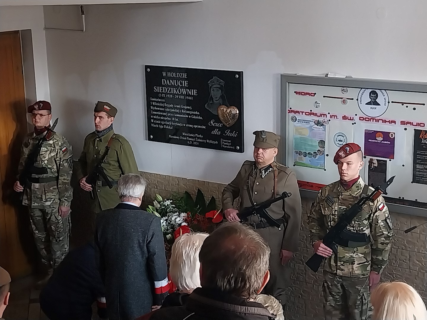 Tablica z "sercem" zawisła przy wejściu do dolnego kościoła.