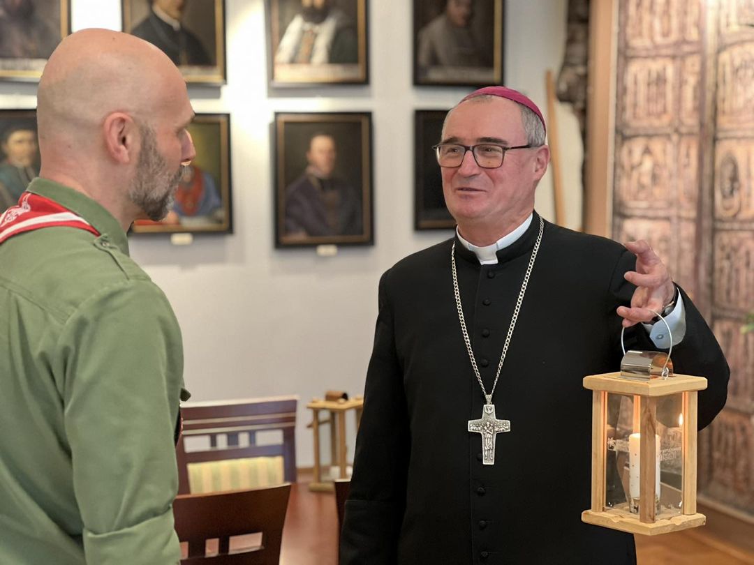 Harcerze przekazali księżom biskupom Betlejemskie Światło Pokoju