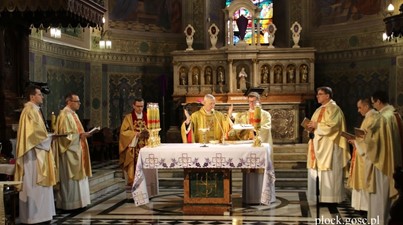 Msza św. Krzyżma w katedrze z udziałem zaledwie kilku księży