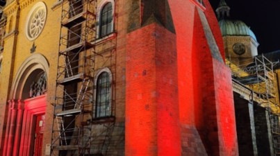Katedra podświetlona na czerwono w akcji #RedWeek