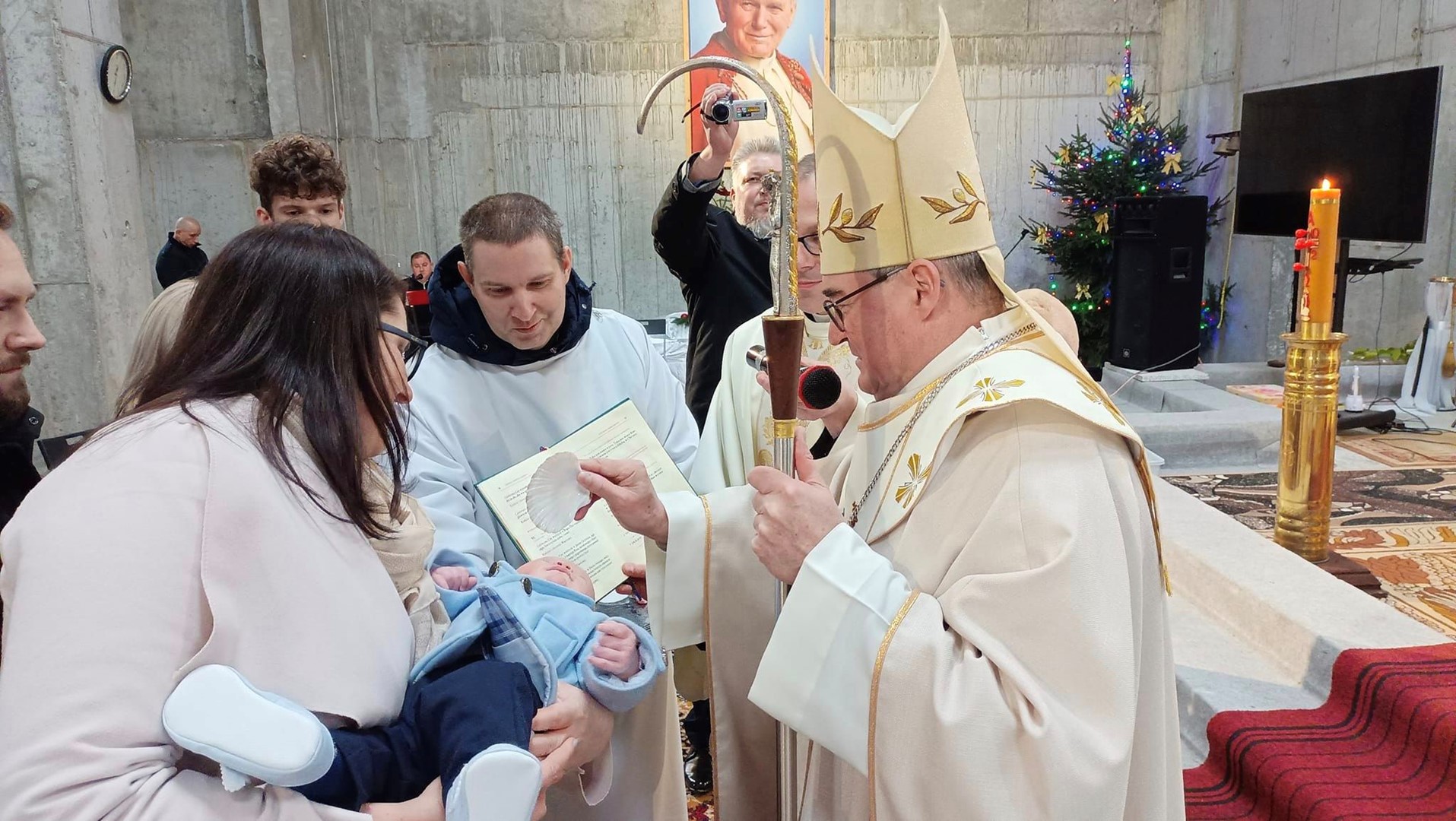 Ks. biskup Szymon Stułkowski: w czasie chrztu świętego otwiera się nad nami niebo