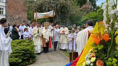 Ks. biskup Mirosław Milewski w Boże Ciało: kto jest przy Jezusie, staje się do Niego podobny