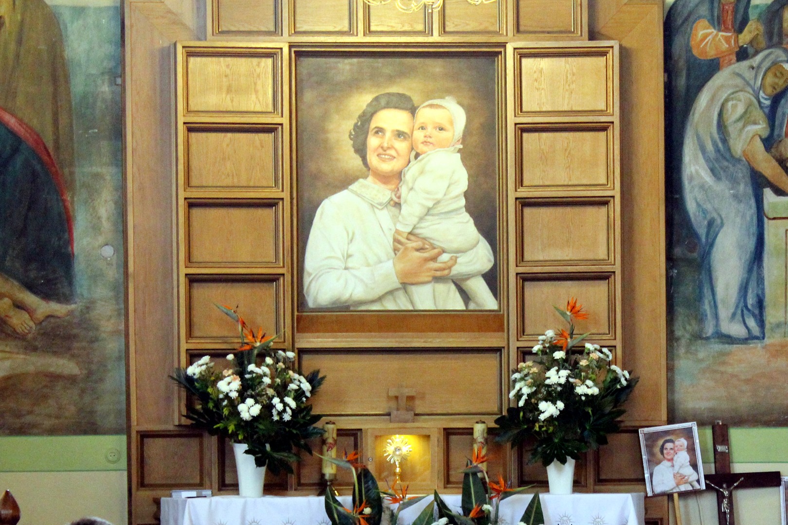 Relikwie św. Joanny Beretty Molli znajdują się w bocznym ołtarzu kościoła w płockiej Imielnicy